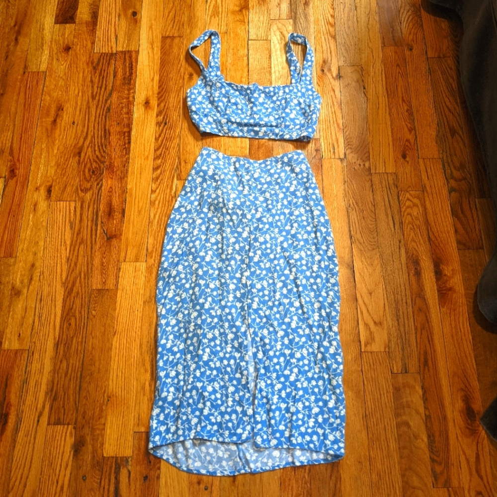 Light blue white flowered 2 piece Reformation Mid length Skirt Set Crop Top Sz 0